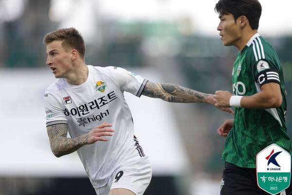 강원FC 코바제비치와 전북현대 박진섭. 사진┃한국프로축구연맹