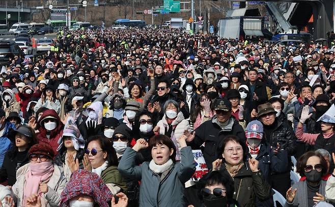 9일 서울 용산구 윤석열 대통령 관저 앞에서 전광훈 목사가 이끄는 사랑제일교회 주최로 열린 주일 예배 참석자들이 탄핵 반대를 촉구하고 있다. ⓒ News1