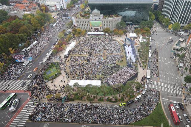 지난해 10월 27일 서울 중구 서울광장 일대에서 개신교계 임의 단체인 '한국교회 200만 연합예배 및 큰 기도회 조직위원회'가 동성결혼 합법화와 차별금지법 제정 반대를 촉구하는 집회를 열고 있다. 연합뉴스