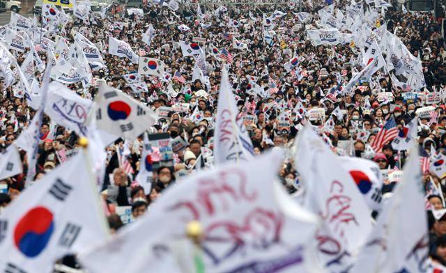 지난 1일 서울 여의대로에서 세이브코리아 주최 '3·1절 국가비상기도회' 참가자들이 윤석열 대통령 탄핵 기각을 촉구하고 있다. 연합뉴스
