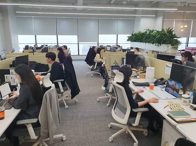 세일즈 마케팅팀 직원들이 일하고 있다. 윤현주 기자