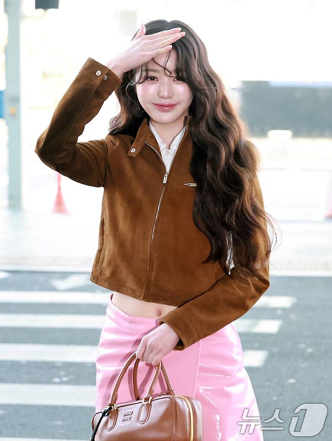 아이브 장원영이 10일 오전 패션쇼 참석 차 인천국제공항 제2터미널을 통해 프랑스 파리로 출국하고 있다. 2025.3.10/뉴스1 ⓒ News1 김진환 기자