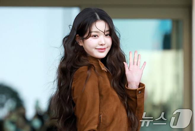 아이브 장원영이 10일 오전 패션쇼 참석 차 인천국제공항 제2터미널을 통해 프랑스 파리로 출국에 앞서 포즈를 취하고 있다. 2025.3.10/뉴스1 ⓒ News1 김진환 기자