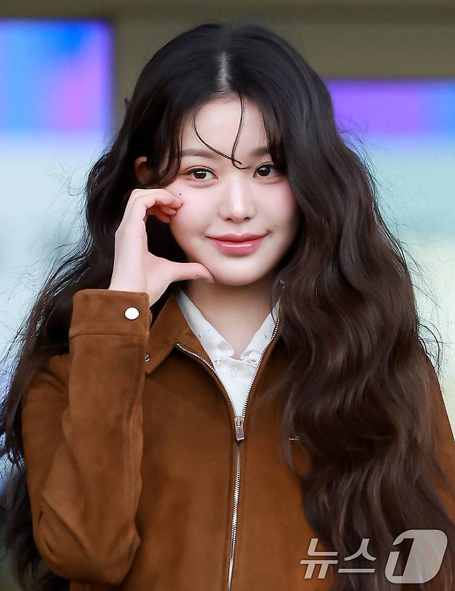 아이브 장원영이 10일 오전 패션쇼 참석 차 인천국제공항 제2터미널을 통해 프랑스 파리로 출국에 앞서 포즈를 취하고 있다. 2025.3.10/뉴스1 ⓒ News1 김진환 기자