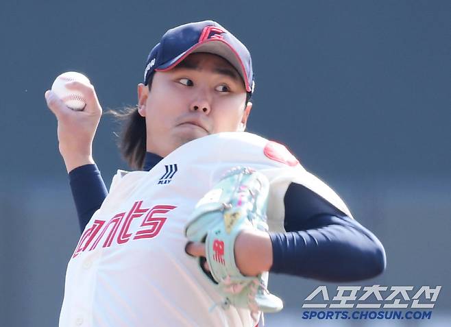 힘차게 투구하는 정철원.