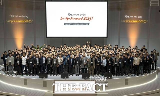 한국타이어가 지난달 19~20일 대전시 소재 하이테크 연구소 한국테크노돔에서 오프라인 가맹점 및 딜러사 관계자들을 초청해 개최한 2025년 신년 간담회에서 참석자들이 기념 촬영을 하고 있다. /한국타이어