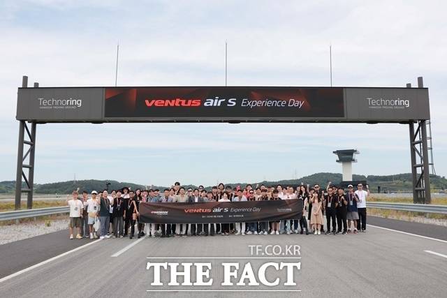 지난해 한국테크노링에서 개최된 벤투스 에어 S 익스피리언스 데이 행사 단체사진. /한국타이어
