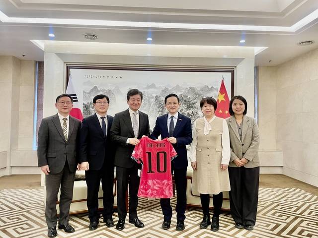 정몽규 HDC그룹 회장은 지난 5일 다이빙 주한 중국대사를 만나 HDC그룹과 중국과의 우호적 협력관계 강화를 강조했다. (사진 왼쪽부터 정경구 HDC현대산업개발 대표, 김회언 HDC 대표, 정몽규 HDC그룹 회장, 다이빙 주한 중국대사). /HDC현대산업개발