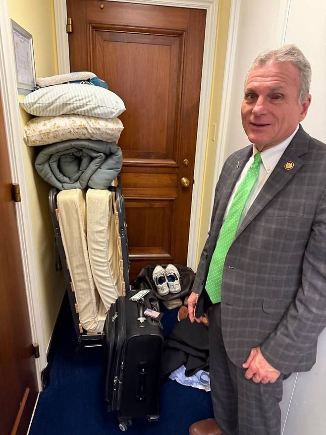 지난 6일 미 의회 공화당 소속 버디 카터 하원의원이 의원실 내 한 켠에 보관해 둔 간이 침대와 침낭 등 침구류를 보여주고 있다. 전날 밤에도 의원실에서 잤다는 버디 카터 의원은 스스로 '일 중독자(워커홀릭)'라고 할 만큼, 이날도 왼쪽 눈의 실핏줄이 터져 있었다. /박국희 특파원