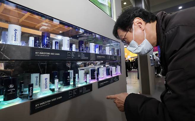 서울 강남구 코엑스에서 개막한 ‘인터배터리 2025’ LG에너지솔루션 금양부스를 찾은 관람객이 원통형 배터리를 살펴보고 있다./뉴스1 올해로 13회를 맞이하는 역대 최대규모의 배터리 전문 전시회인 이번 전시는 688개사 2330부스 규모로 7일까지 3일동안 개최된다. 2025.3.5/뉴스1