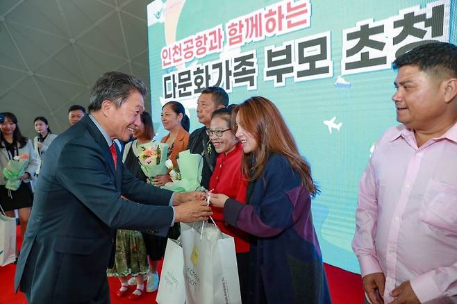 이학재 인천국제공항공사 사장(앞줄 왼쪽)이 지난해 10월 인천공항 제1여객터미널 교통센터에서 열린 '인천공항과 함께하는 다문화 가족 부모 환영행사'에서 참석자들과 기념촬영을 하고 있다. 인천국제공항공사 제공