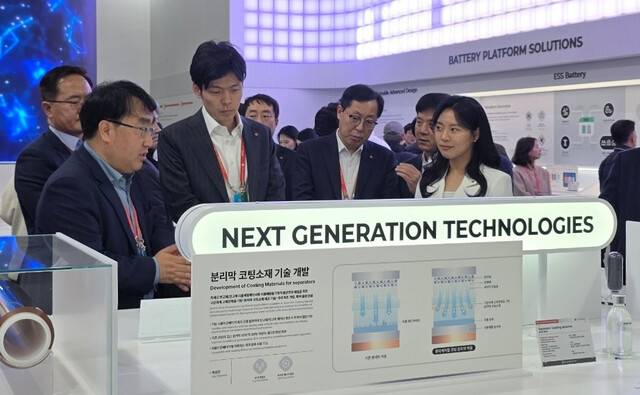 신유열 롯데지주 미래성장실장 부사장(왼쪽 두 번째)이 6일 서울 강남구 코엑스에서 열린 국내 최대 배터리 전시회 \'인터배터리 2025\'에서 롯데 화학군 3사 전시부스를 둘러보고 있다. 연합뉴스