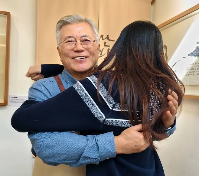 평산책방에서 문재인 전 대통령이 중국인 방문객과 포옹하는 모습. /사진=샤오홍슈 캡처