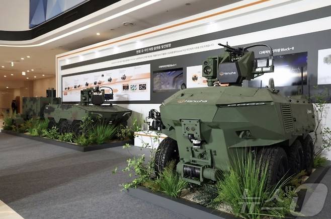 한화에어로스페이스의 무인차량 아리온스멧과 그룬트 /사진=뉴스1