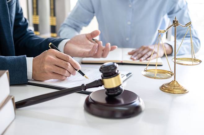 상속세 개편 논의가 급물살을 타고 있다. 정부가 상속세 체계를 현행 유산세에서 유산취득세로 개편하는 방안을 발표할 것으로 알려진 가운데 여야는 배우자 상속세를 폐지하는 방안에 의견 합치를 봤다.