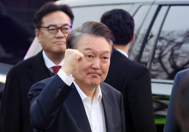 서울구치소에서 석방된 윤석열 대통령이 3월8일 서울 한남동 관저 앞에서 차에서 내려 지지자들에게 손을 들어 보이고 있다. ⓒ연합뉴스