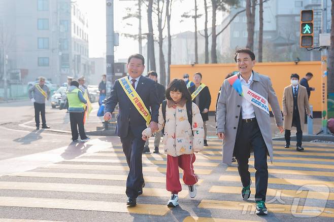강원경찰청은 11일 오전 춘천 봉의초교에서 민관 합동 어린이 교안전과 학교폭력 예방을 위한 캠페인을 실시했다.(강원도교육청 제공. 재판매 및 DB금지) 2025.3.11/뉴스1