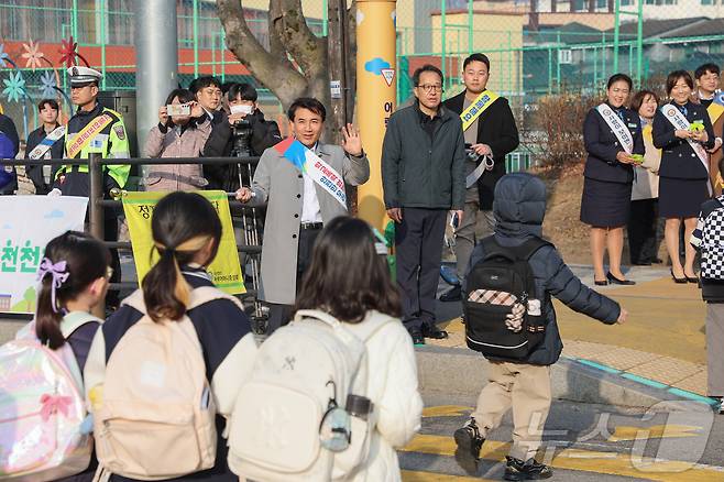 강원경찰청은 11일 오전 춘천 봉의초교에서 민관 합동 어린이 교안전과 학교폭력 예방을 위한 캠페인을 실시했다.(강원도 제공. 재판매 및 DB금지) 2025.3.11/뉴스1