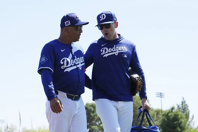 데이브 로버츠 감독이 브랜든 맥다니엘 마이너리그 육성 코치와 이야기를 나누고 있다. AP연합뉴스