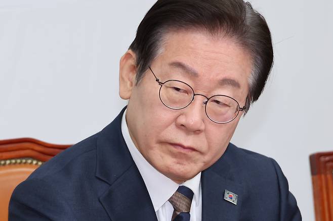 더불어민주당 이재명 대표가 10일 서울 여의도 국회에서 열린 최고위원회의에서 한준호 최고위원의 발언을 듣고 있다./연합뉴스