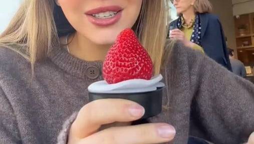 미국 LA에 위치한 고급 식료품 체인점 '에리원(Erewhon)'에서 판매하는 19달러 딸기./틱톡