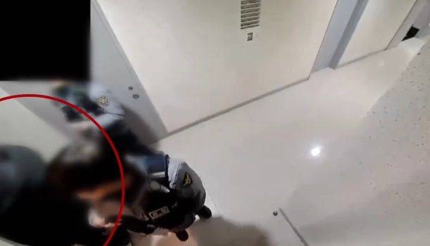 한 여성 경찰관이 경찰 내부망을 통해 유명 트로트 가수의 집주소를 알아내 불법침입을 시도하다 경찰에 체포됐다. 출처=TV조선 방송 갈무리