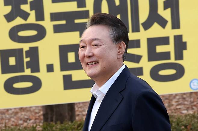 내란죄 피고인인 대통령 윤석열이 2025년 2월8일 오후 경기 의왕시 서울구치소에서 석방돼 지지자들에게 인사하며 걸어나오고 있다. 한겨레 김영원 기자 forever@hani.co.kr