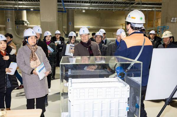 지난해 12월 황구지천 하수처리시설 사업 현장에서 새빛 현장시장실을 열어 이재준 시장과 주민이 함께 시설을 둘러보고 있다. 수원시 제공