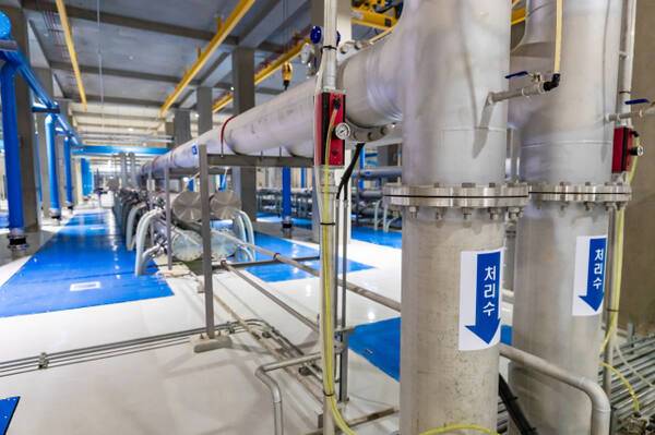 황구지천 생태수자원센터 지하에 건립된 하수처리시설 내부. 수원시 제공