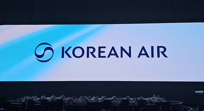 대한항공 새 로고 (서울=연합뉴스) 임성호 기자 = 대한항공이 11일 서울 강서구 본사 격납고에서 연 '라이징 나이트' 행사에서 신규 로고를 소개하고 있다. 2025.3.11 sh@yna.co.kr