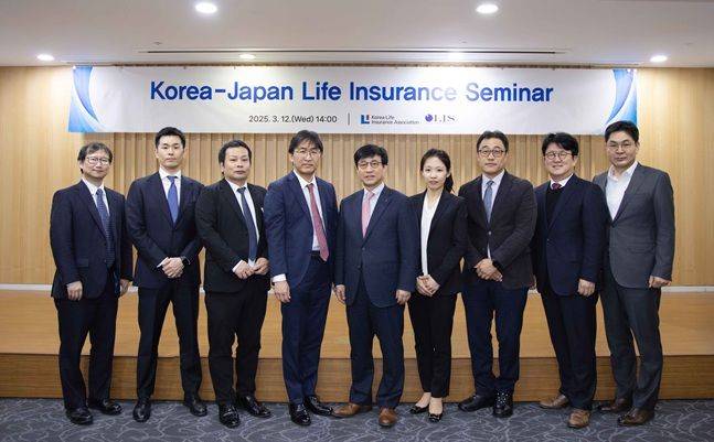 12일 생명보험교육문화센터에서 (왼쪽부터)카와지 테츠야 OLICDC 사무총장, 미야자키 유스케 일본생명 부장, 하라 다이스케 일본생명 부장, 요네쿠라 츠카사 OLICDC 회장, 김철주 생명보험협회 회장, 양희석 NH농협생명 변호사, 천승환 생명보험협회 상무, 김기성 라이나생명 부사장, 오상택 삼성생명 상무가 2025 한일 생명보험 세미나 기념촬영을 하고 있다. ⓒ생명보험협회