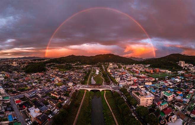 전주 한옥마을 위로 무지개가 뜬 장면을 담아낸 '한옥마을 위 무지개'. 제42회 기상기후 사진·영상 공모전 금상 수상작이다. 기상청 제공(유광현 촬영)