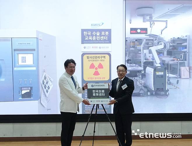 이성 한국의료로봇센터 센터장(왼쪽)과 오창현 보건복지부 과장(오른쪽)이 기념사진을 촬영하고 있다.