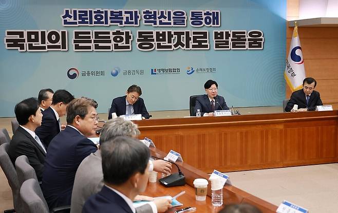 금융위원회는 11일 서울 종로구 정부서울청사 별관 국제회의장에서 금융감독원, 금융소비자학회 등 학계·유관기관·연구기관·보험회사 최고경영자(CEO)·보험협회, 보험개혁회의 실무반 참석자 등 130여명이 참여하는 신뢰회복과 혁신을 위한 제7차 보험개혁회의 및 보험개혁 대토론회를 열었다. 금융위 제공