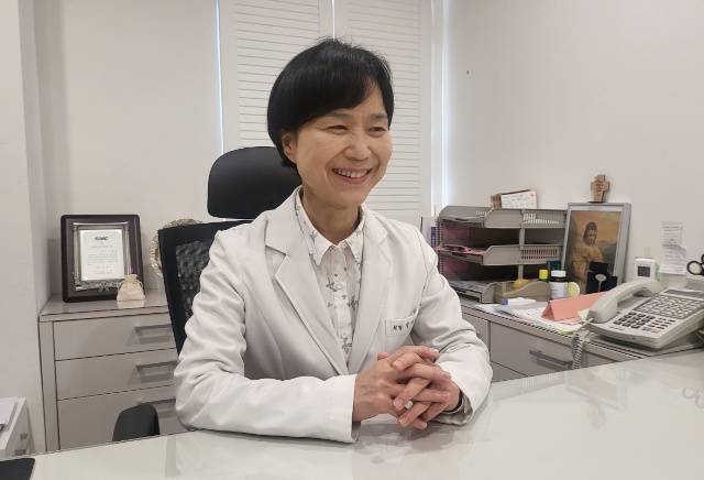 박희정 연세카리스정신건강의학과 원장이 9일 서울 강남구 병원에서 영적 치유에 대해 이야기하고 있다.