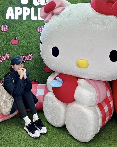 배우 김선아가 명동에서 헬로키티 덕질에 푹 빠진 모습을 공개했다. 사진=김선아 SNS