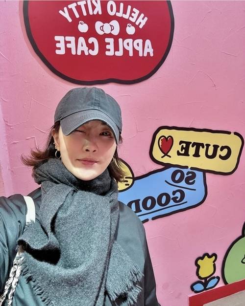 배우 김선아가 명동에서 헬로키티 덕질에 푹 빠진 모습을 공개했다. 사진=김선아 SNS