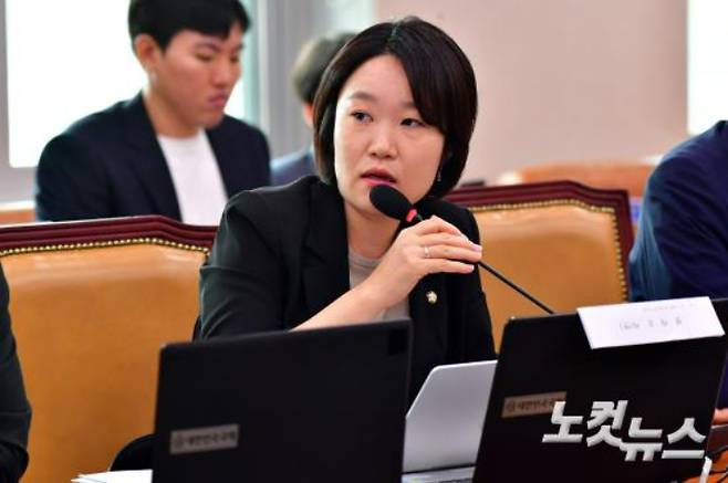 이소영 의원이 국토교통위원회 전체회의에서 의사진행발언을 하고 있다. 윤창원 기자
