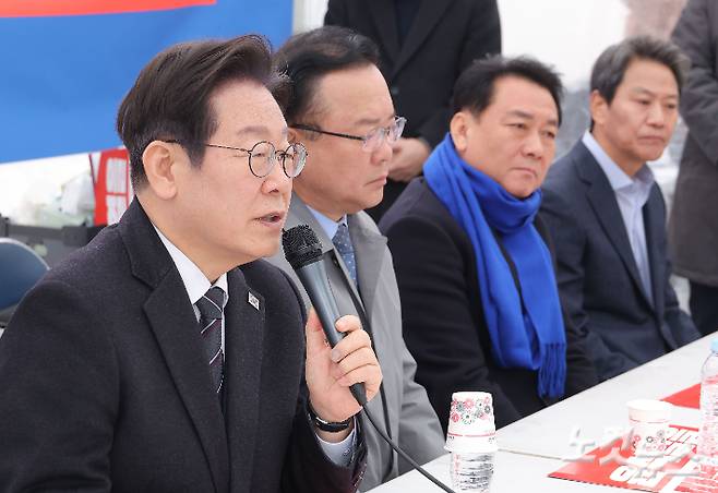 더불어민주당 이재명 대표가 12일 서울 광화문 앞 민주당 천막농성장에서 열린 국난극복을 위한 시국간담회에 참석해 발언하고 있다. 류영주 기자