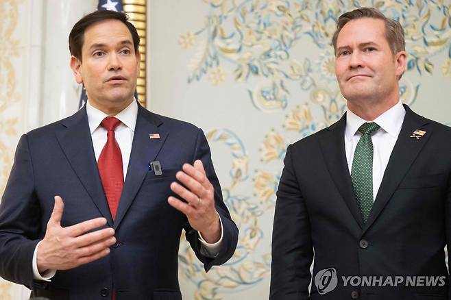 "광물협정 조속히" (제다 AFP=연합뉴스) 11일(현지시간) 사우디아라비아에서 우크라이나 대표단과 회동한 마코 루비오 미국 국무장관(왼쪽)과 마이크 왈츠 국가안보보좌관이 취재진과 문답 중이다. 2025.3.12 photo@yna.co.kr