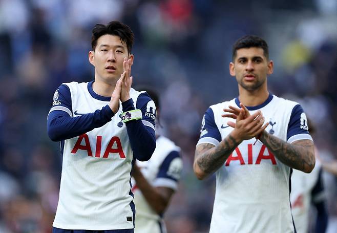 Soccer Football - Premier League - Tottenham Hotspur v AFC Bournemouth - Tottenham Hotspur Stadium, London, Britain - March 9, 2025 Tottenham Hotspur's Son Heung-min applauds fans after the match Action Images via Reuters/John Sibley EDITORIAL USE ONLY. NO USE WITH UNAUTHORIZED AUDIO, VIDEO, DATA, FIXTURE LISTS, CLUB/LEAGUE LOGOS OR 'LIVE' SERVICES. ONLINE IN-MATCH USE LIMITED TO 120 IMAGES, NO VIDEO EMULATION. NO USE IN BETTING, GAMES OR SINGLE CLUB/LEAGUE/PLAYER PUBLICATIONS. PLEASE CONTACT YOUR ACCOUNT REPRESENTATIVE FOR FURTHER DETAILS..
<저작권자(c) 연합뉴스, 무단 전재-재배포, AI 학습 및 활용 금지>