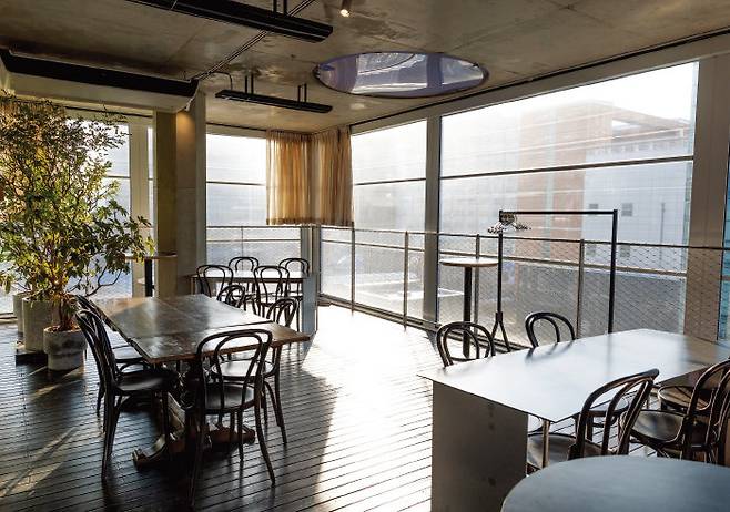 곡선 모양의 테이블을 여러 사이즈로 분리 해 배치했다.