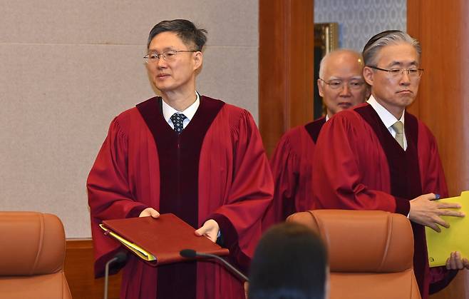 최재해 감사원장 및 이창수 중앙지검장 등 검사 3인에 대한 탄핵심판이 열린 13일 오전 서울 종로구 헌법재판소에서 문형배 헌법재판소장 권한대행을 비롯한 재판관들이 심판정으로 들어서고 있다./조인원 기자