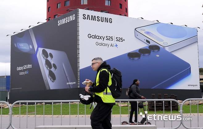 스페인 바르셀로나에 삼성전자 갤럭시 S25 광고가 걸려 있다.