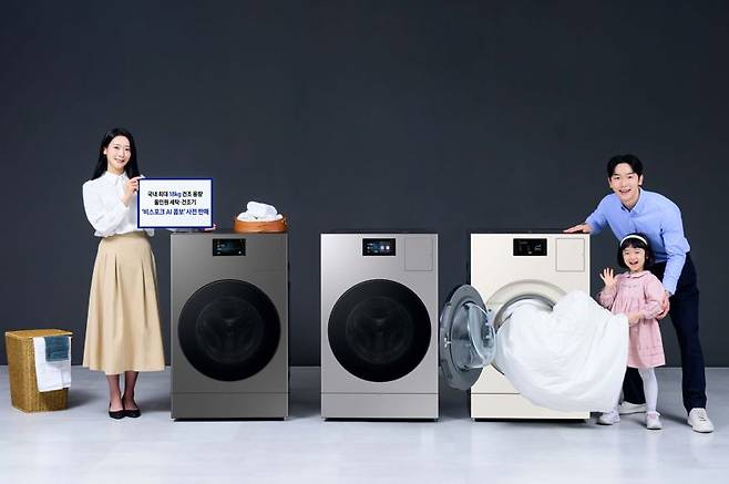 삼성전자 모델이 2025년형 올인원 세탁건조기 '비스포크 AI 콤보' 신제품을 소개하고 있다. 삼성전자 제공