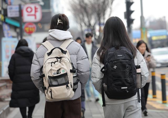 ▲ 서울 동작구 노량진 학원가에서 시험을 준비하는 학생들이 걸어가고 있다. 연합뉴스 자료사진