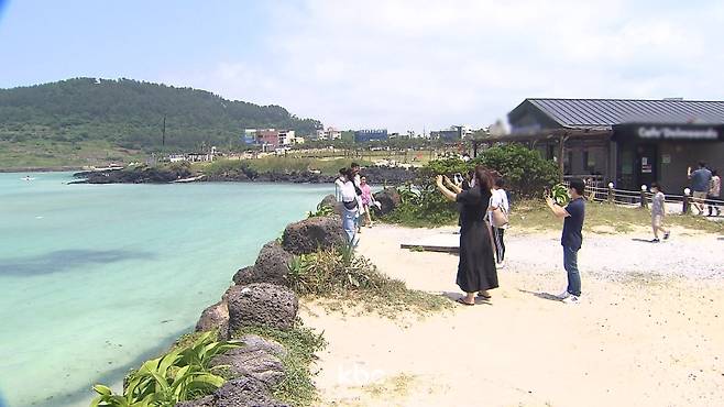 ▲ 제주 함덕해수욕장을 찾은 관광객들