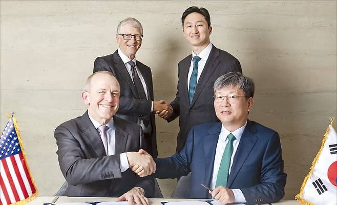 정기선 HD현대 수석부회장(뒷줄 오른쪽)과 빌 게이츠 테라파워 창업자(뒷줄 왼쪽) 등이 소형모듈원전(SMR) 상업화를 위해 협력을 강화하기로 했다. /HD현대 제공