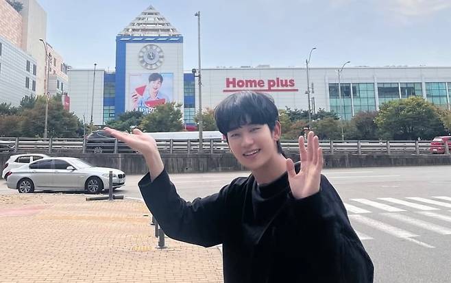 홍보모델 김수현이 홈플러스 마트를 방문한 후 자신의 SNS에 올린 사진. 사진=김수현 SNS