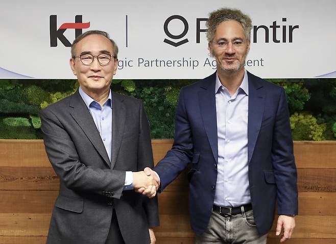 KT Corp. CEO Kim Young-shub (left) and Palantir Technologies CEO Alex Karp pose for a photo after signing a strategic partnership in the US on Wednesday. (KT Corp.)